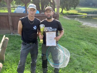 Zdobywca drugiego miejsca w zawodach wędkarskich.