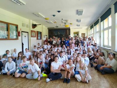 Członkowie Koła Przyjaciół Ostrowca i społeczność szkolna podczas Narodowego Czytania w Ostrowcu. 