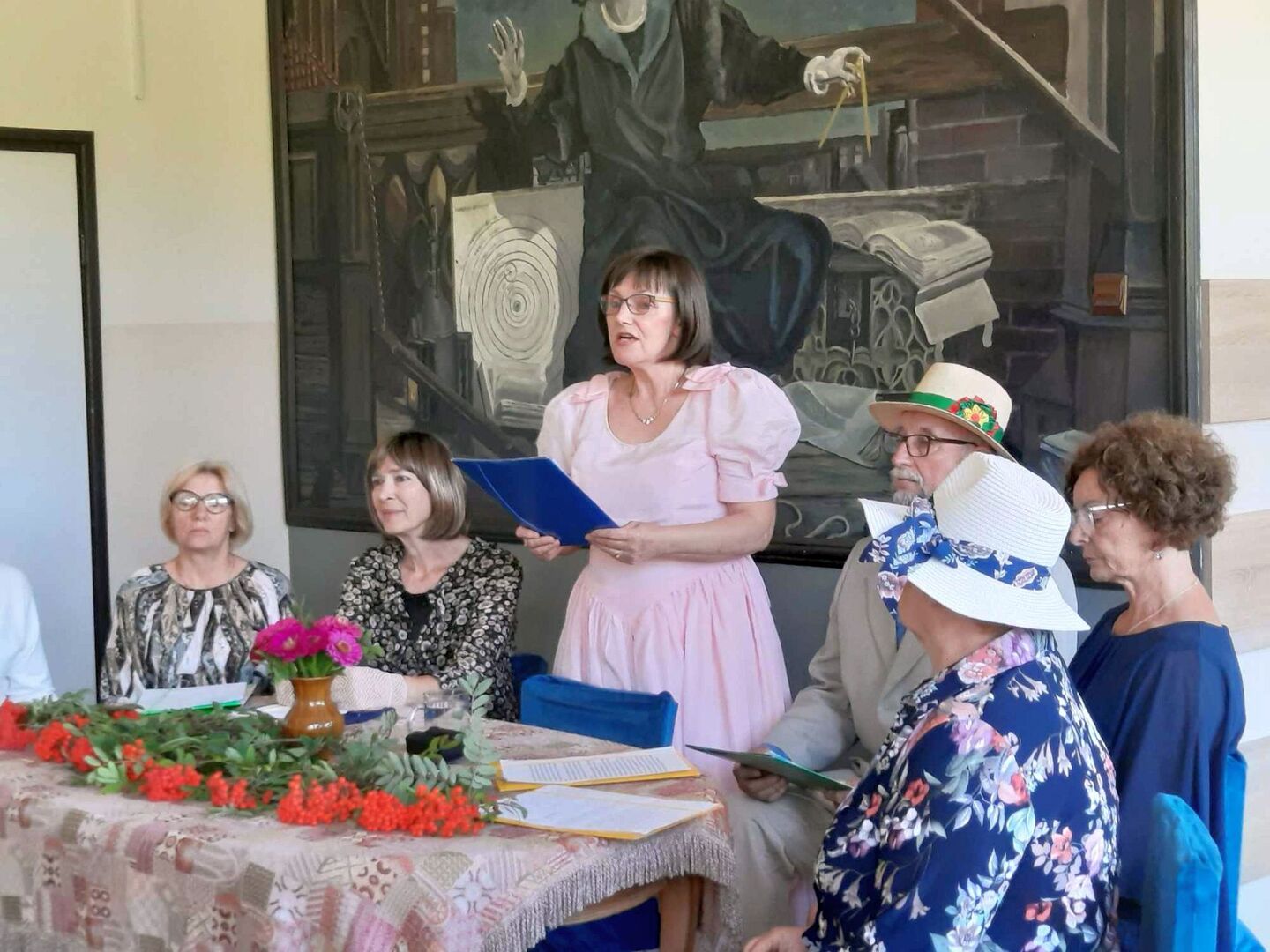 Członkowie Koła Przyjaciół Ostrowca podczas Narodowego Czytania w Szkole Podstawowej w Ostrowcu.