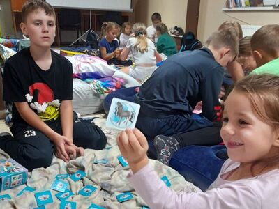 Dzieci grają w gry planszowe w czasie nocowania w świetlicy.