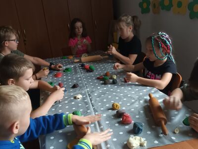 Dzieci wykonują prace plastyczne z masy solnej.
