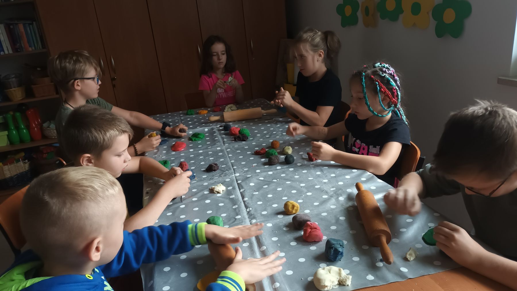 Dzieci wykonują prace plastyczne z masy solnej.