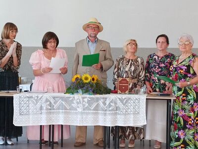 Członkowie Koła Przyjaciół Ostrowca podczas Narodowego Czytania w Domu Wiejskim w Ostrowcu.