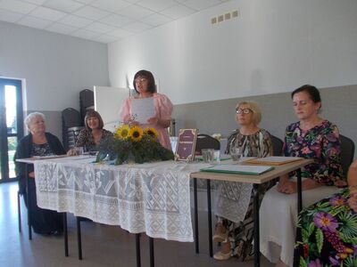 Członkowie Koła Przyjaciół Ostrowca podczas Narodowego Czytania w Domu Wiejskim w Ostrowcu.