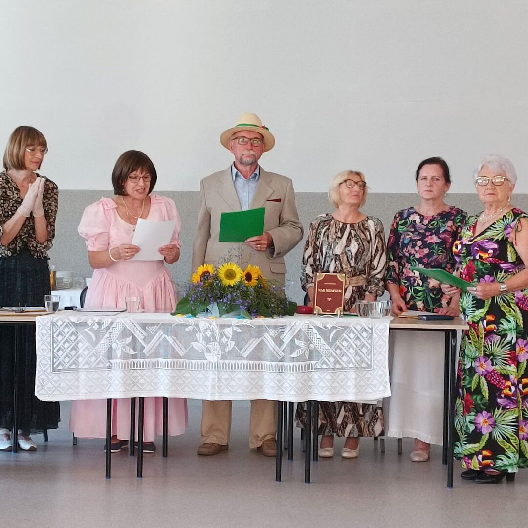 Członkowie Koła Przyjaciół Ostrowca podczas Narodowego Czytania w Domu Wiejskim w Ostrowcu.