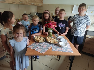Wychowankowie PWD upiekli pyszną szarlotkę.