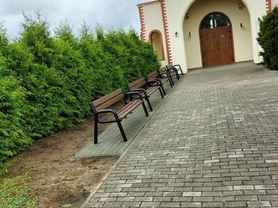 Widok na dom przedpogrzebowy i nowe ławki.