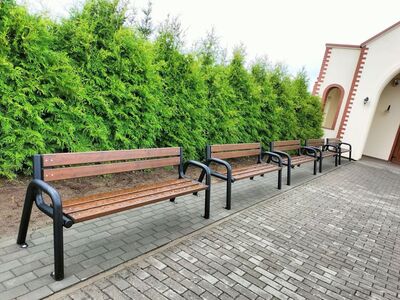Nowe ławki przed domem przedpogrzebowym.