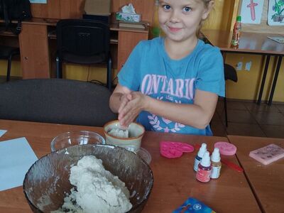 Dziewczynka przygotowuje masę solną.