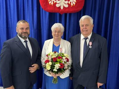 Wójt Radosław Nowakowski z Jubilatami.