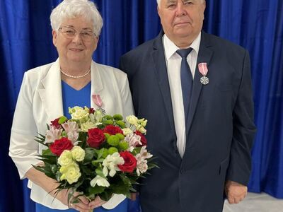 Waleria i Janusz Kruk. W dłoniach jubilatki - kwiaty.