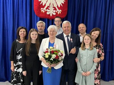 Pamiątkowe zdjęcie Jubilatów wraz z rodziną. 