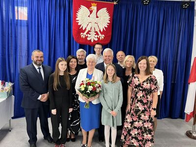 Pamiątkowe zdjęcie jubilatów z rodziną oraz władzami samorządowymi.