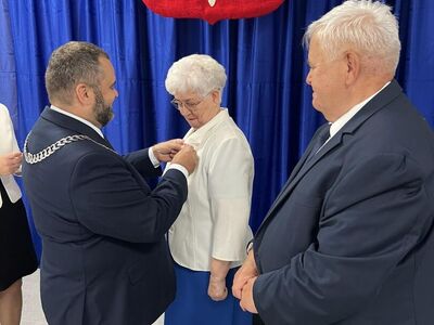 Moment uhonorowania jubilatów medalami przez wójta gminy.