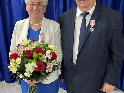 Waleria i Janusz Kruk. W dłoniach jubilatki kwiaty.