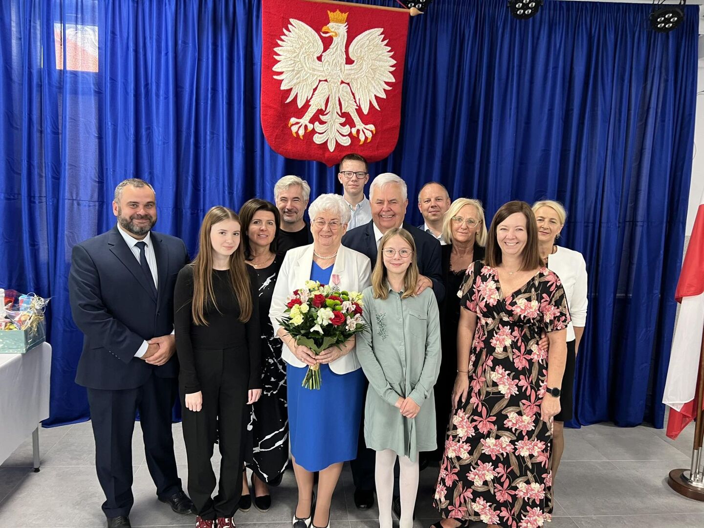 Pamiątkowe zdjęcie jubilatów z rodziną oraz władzami samorządowymi.