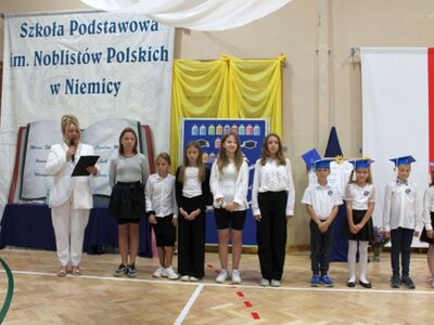 Pierwszoklasiści z SP Niemica z wychowawczynią podczas uroczystości pasowania. 