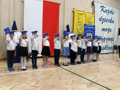 Pierwszoklasiści z SP Niemica podczas uroczystości pasowania. 