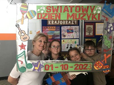 Dyrektor Mirosława Turczyn z uczniami w fotoramce.