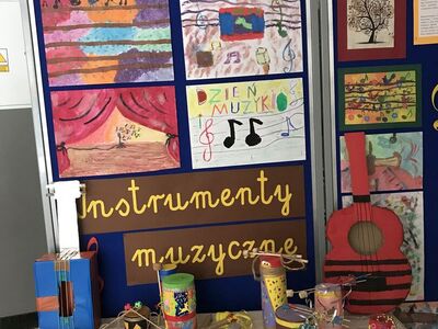 Wystawa instrumentów muzycznych z odpadów.