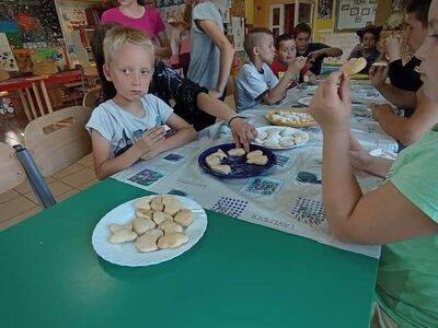 Wychowankowie z PWD z Lasek degustują ciastka "Amoniaki"
