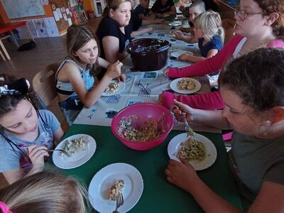 Wychowankowie z PWD z Lasek degustują sałatkę jarzynową.