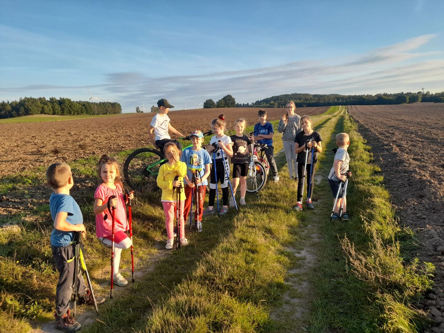 Dzieci z placówki w Sulechowie podczas spaceru z kijkami do nordic walking.