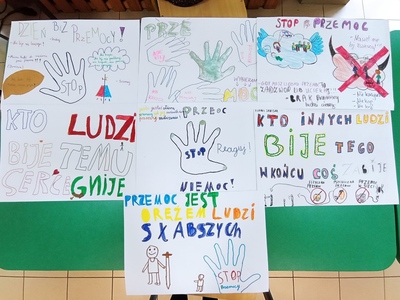 Plakaty wykonane przez dzieci z PWD z Lasek.