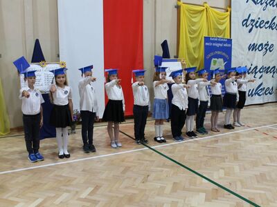 Uczniowie klasy pierwszej w trakcie uroczystego ślubowania