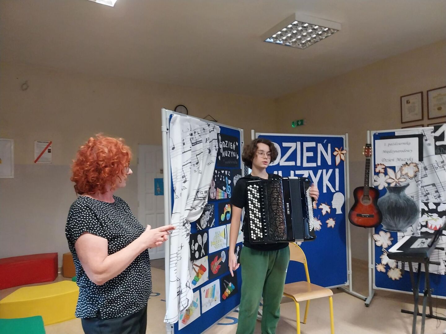 Występ na akordeonie ucznia klasy szóstej.