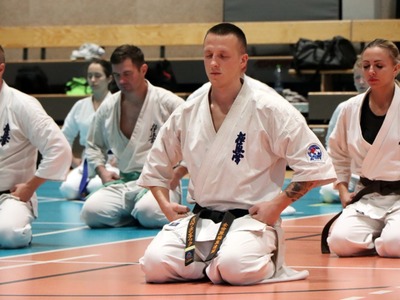 Uczestnicy zgrupowania Kadry Polski Karate Kyokushin. Na pierwszym planie Sensei Michał Bączyk.