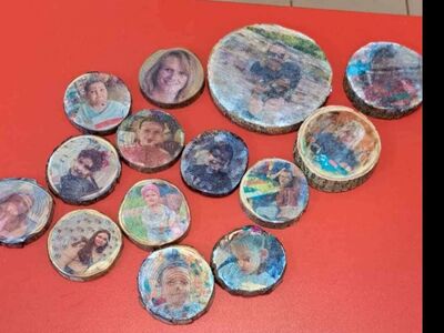 Portrety wykonane techniką decoupage.