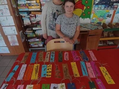 Zakładki z zasuszonych ziół i kwiatów wcześniej zasuszonych ziół.