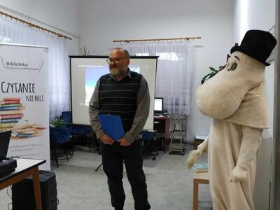 Pracownik biblioteki oraz Muminek.
