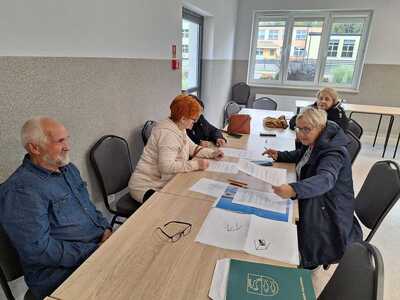 Konsultacje społeczne projektu „Budowy parku rekreacyjnego nad jeziorem w Ostrowcu” z mieszkańcami w Domu Wiejskim w Ostrowcu.
