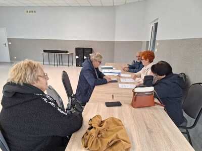 Konsultacje społeczne projektu „Budowy parku rekreacyjnego nad jeziorem w Ostrowcu” z mieszkańcami w Domu Wiejskim w Ostrowcu. 