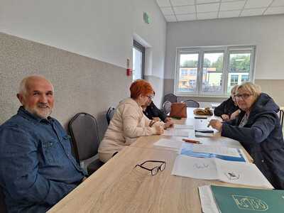 Konsultacje społeczne projektu „Budowy parku rekreacyjnego nad jeziorem w Ostrowcu” z mieszkańcami w Domu Wiejskim w Ostrowcu. 