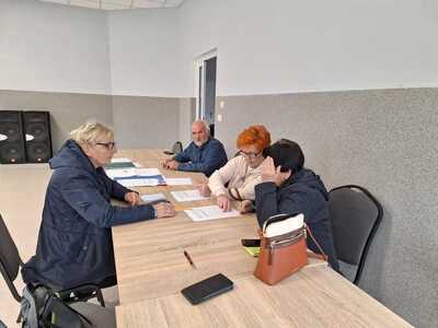 Konsultacje społeczne projektu „Budowy parku rekreacyjnego nad jeziorem w Ostrowcu” z mieszkańcami w Domu Wiejskim w Ostrowcu. 