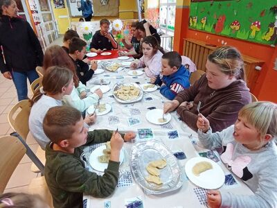 Wychowankowie z PWD z Lasek degustują pierogi.