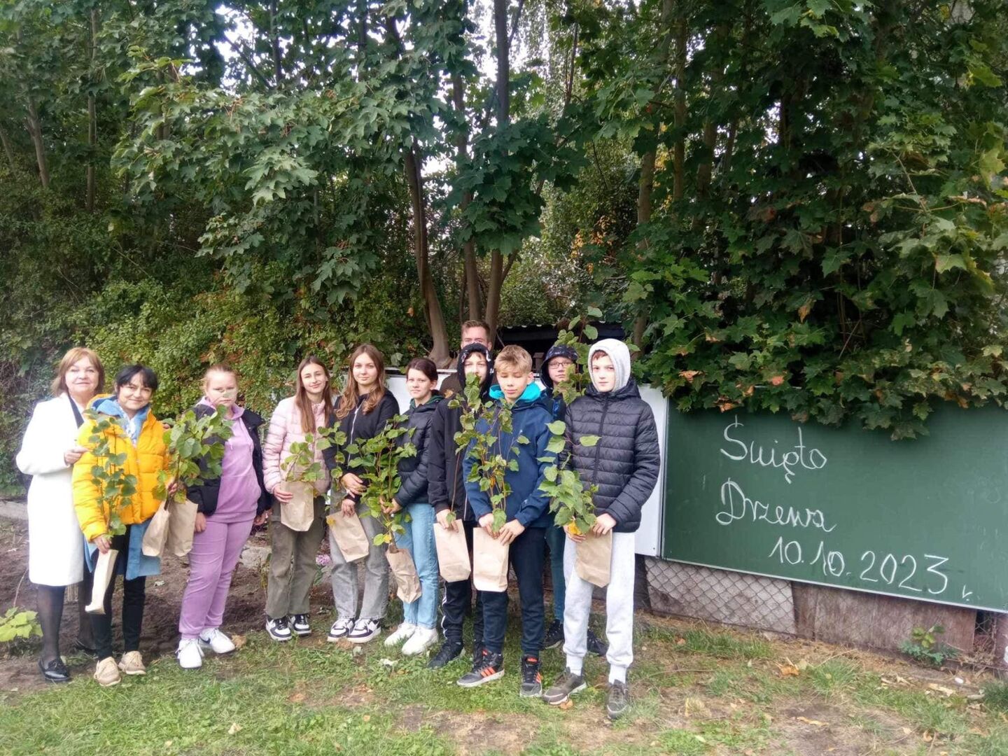 Społeczność szkolna otrzymuje sadzonki drzew.