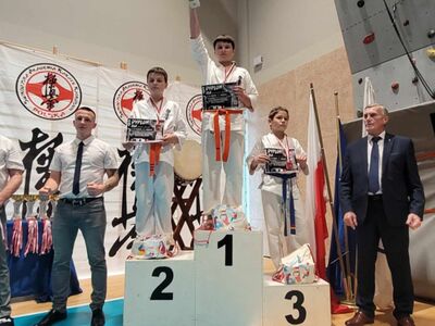 Na podium zawodnicy turnieju wraz z dyplomami oraz sędziowie.