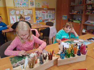 Dziewczynki w trakcie wykonywania prac plastycznych.