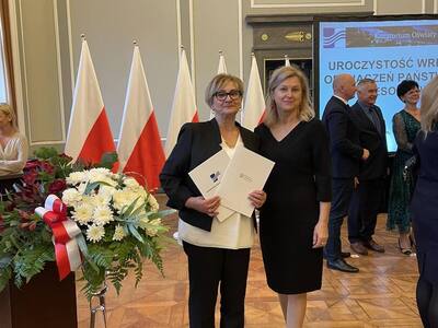 Wyróżniona Danuta Rosiak - nauczycielka z Lejkowa z dyrektor Mirosławą Turczyn. 
