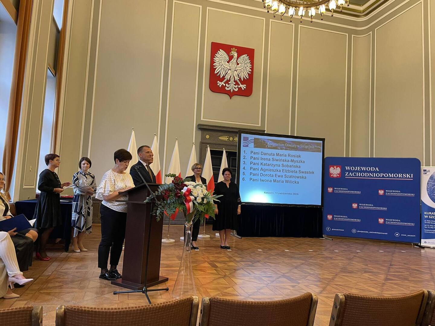 Wyróżniona Danuta Rosiak podczas spotkanie z kuratorem i dyrektorem Delegatury ZUW w Koszalinie.