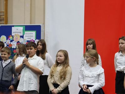 Uczniowie dziękują pracownikom oświaty recytując wiersze.
