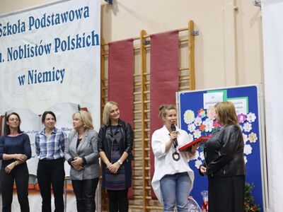 Rodzice dziękują dyrektorowi szkoły.
