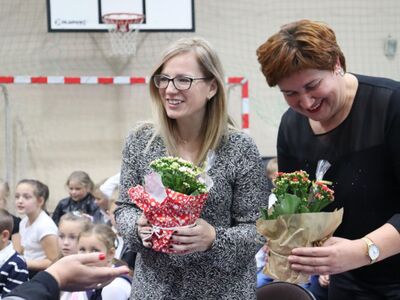 Nauczyciele otrzymują podziękowanie od rady Rodziców.