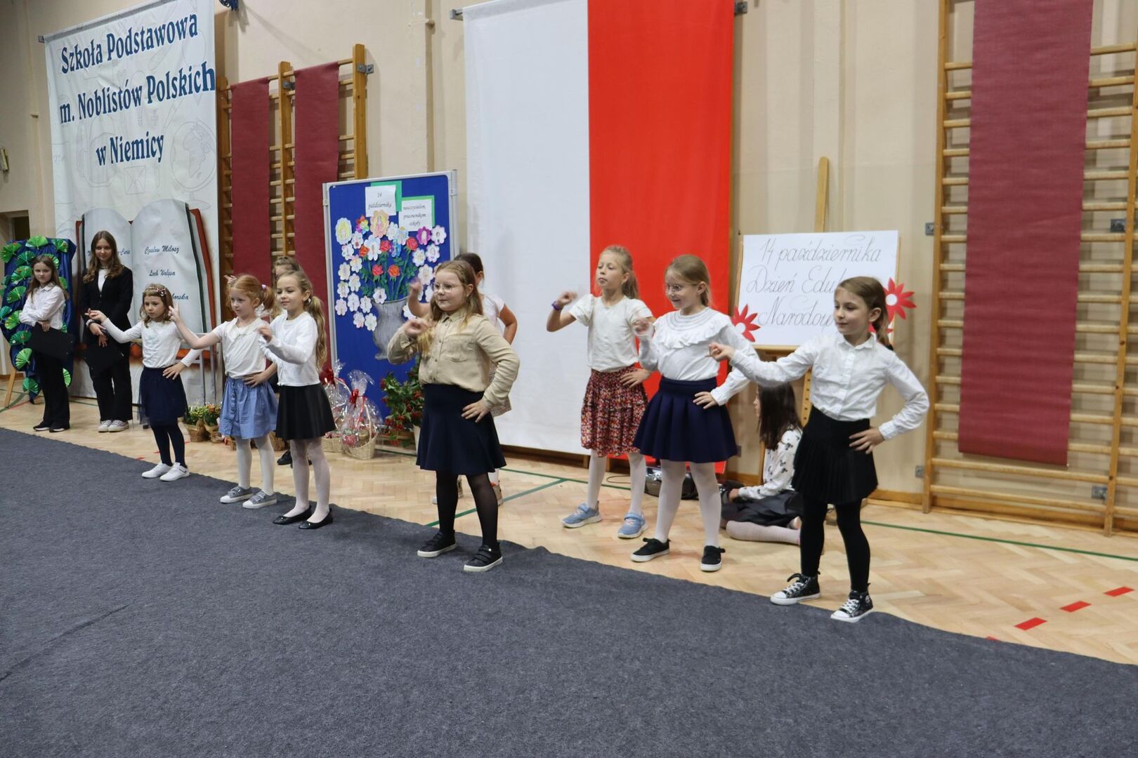 Dzieci z koła tanecznego dziękują nauczycielom i pracownikom szkoły.