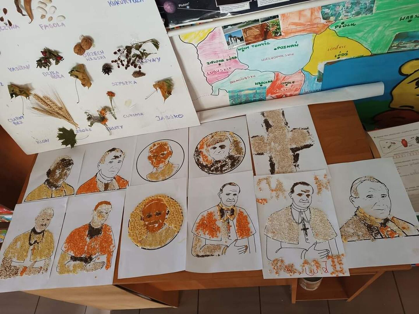Portrety Papieża Jana Pawła II wykonane przez wychowanków z PWD z Lasek.
