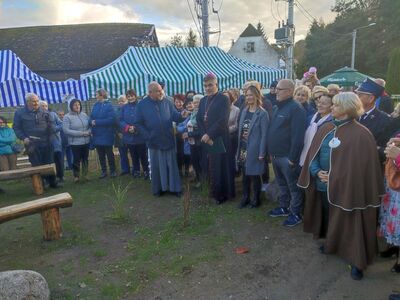 Zebrani mieszkańcy i duchowni podczas poświęcenia kapliczki w Zielenicy.